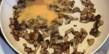 простая яичница с грибами