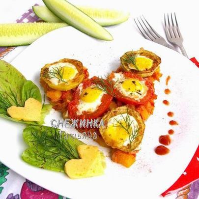Сердечная яичница из перепелиных яиц с овощами