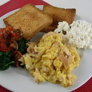 Рецепт Яичницы-болтуньи с копченой форелью