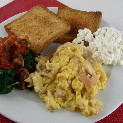 Яичница-болтунья с копченой форелью