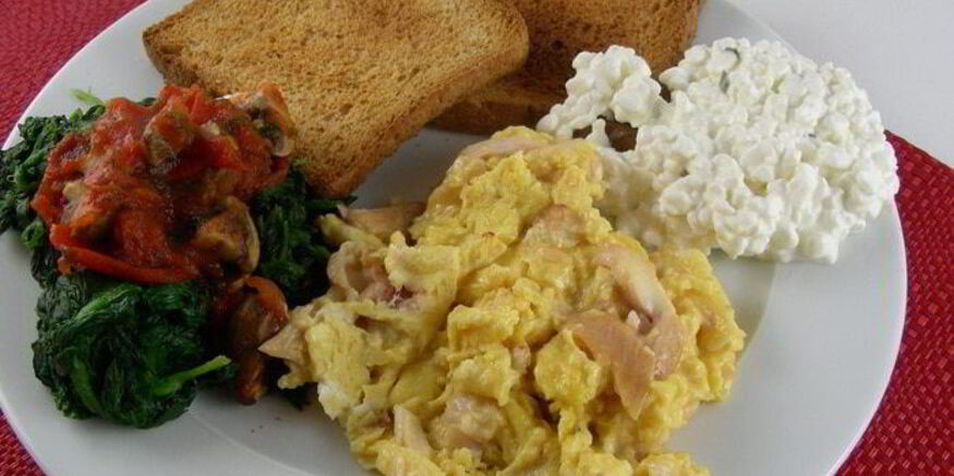 Рецепт яичницы-болтуньи с копченой форелью