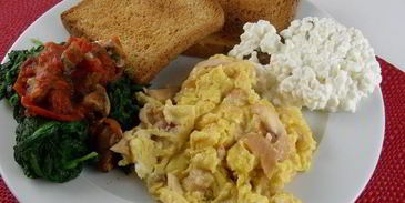 яичница-болтунья с копченой форелью