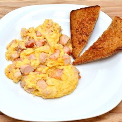 Яичница-болтунья с копченостями