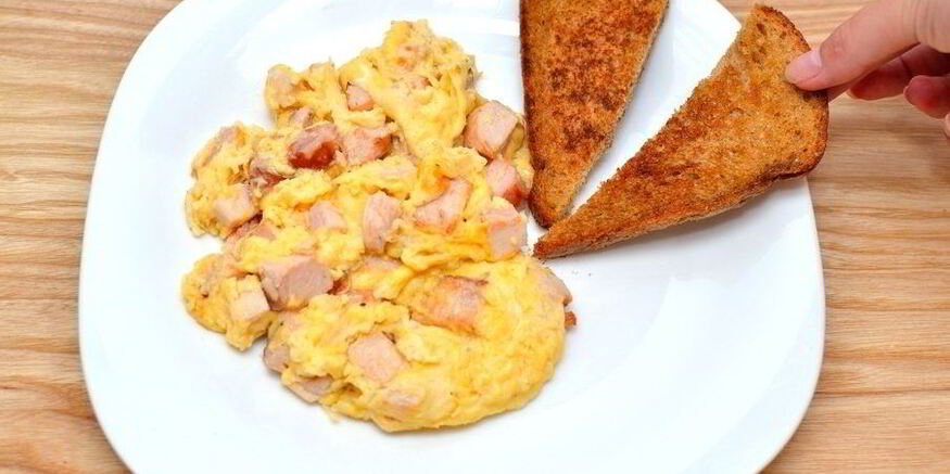 Рецепт яичницы-болтуньи с копченостями