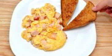 яичница-болтунья с копченостями