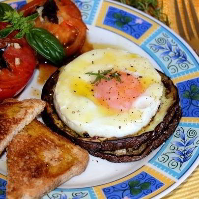 Яичница-глазунья на баклажанах