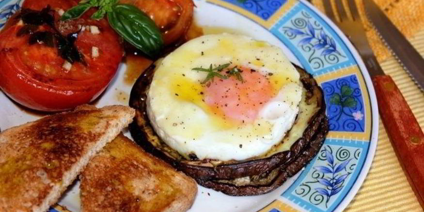 Рецепт яичницы-глазуньи на баклажанах