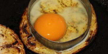 яичница-глазунья на баклажанах