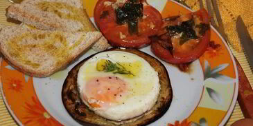 яичница-глазунья на баклажанах