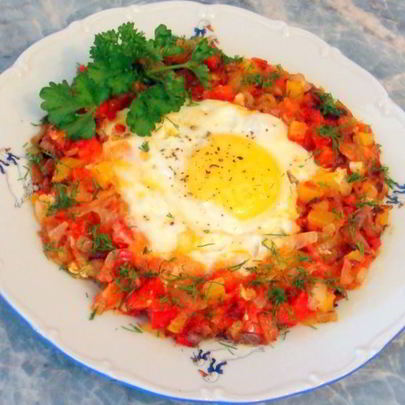 Яичница глазунья с овощами