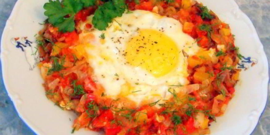 Рецепт яичницы глазунья с овощами