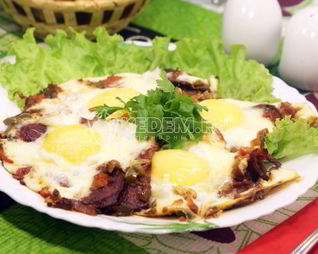 Яичница глазунья с помидорами и халапеньо