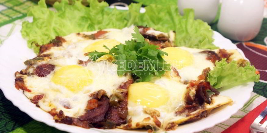 Рецепт яичницы глазунья с помидорами и халапеньо