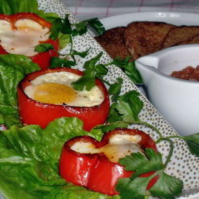 Яичница-глазунья в сладких перцах