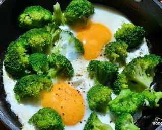 Яичница с брокколи