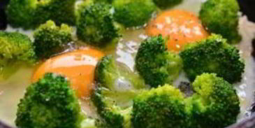 яичница с брокколи