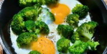 яичница с брокколи