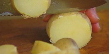 яичница с индейкой, картофелем и травами