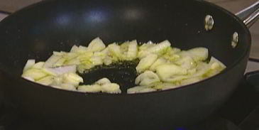 яичница с индейкой, картофелем и травами