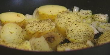 яичница с индейкой, картофелем и травами