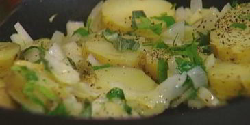 яичница с индейкой, картофелем и травами