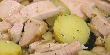 яичница с индейкой, картофелем и травами