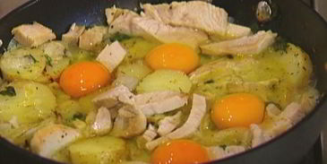 яичница с индейкой, картофелем и травами