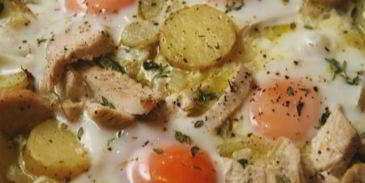 яичница с индейкой, картофелем и травами