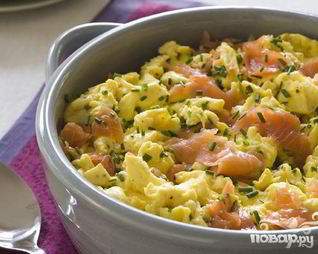 Яичница с копченым лососем