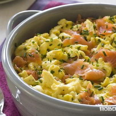 Яичница с копченым лососем