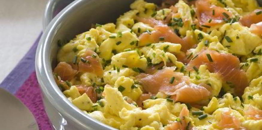 Рецепт яичницы с копченым лососем