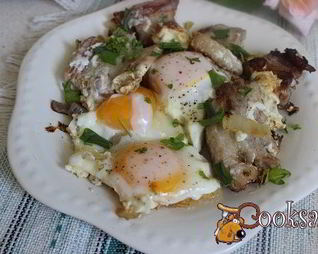 Яичница с луком и грудинкой