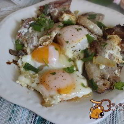 Яичница с луком и грудинкой
