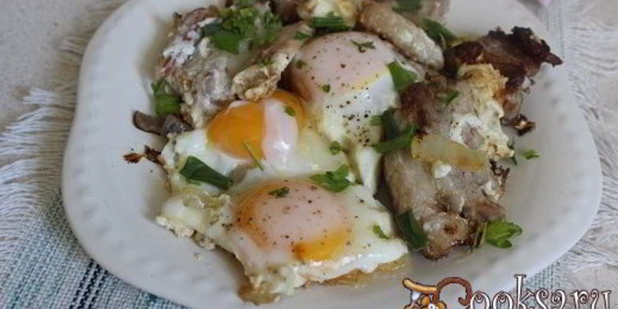 Рецепт яичницы с луком и грудинкой