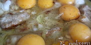 яичница с луком и грудинкой