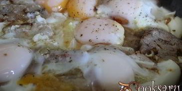 яичница с луком и грудинкой