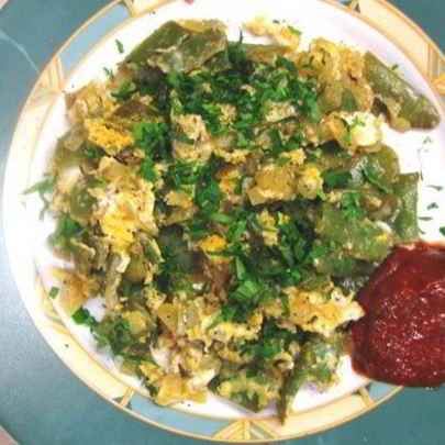 Яичница с плоской стручковой фасолью