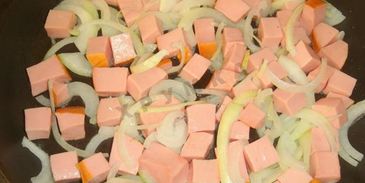 яичница с помидорами и колбасой