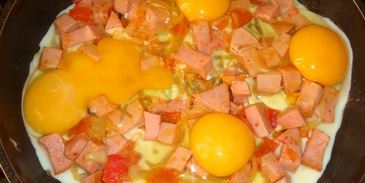яичница с помидорами и колбасой