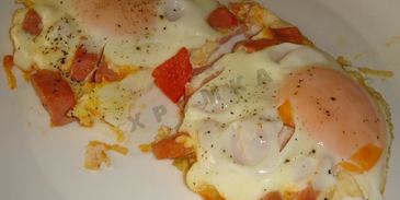 яичница с помидорами и колбасой