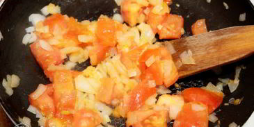 яичница с помидорами и луком