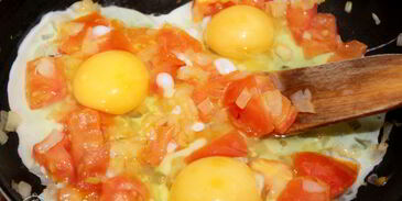 яичница с помидорами и луком