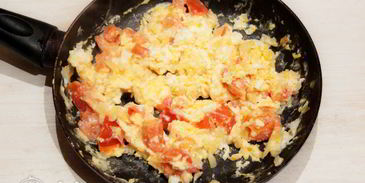 яичница с помидорами и луком