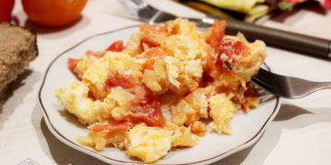 яичница с помидорами и луком