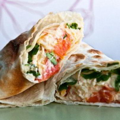 Яичница с помидорами в тонком лаваше