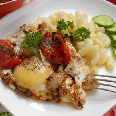 Яичница с салом и помидорами