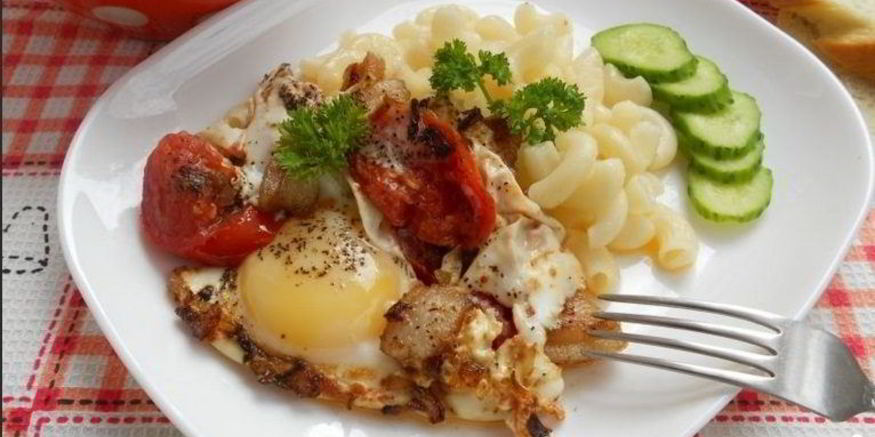 Рецепт яичницы с салом и помидорами