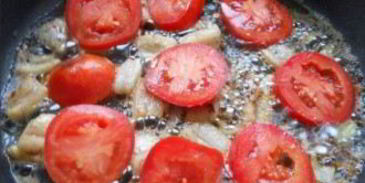 яичница с салом и помидорами