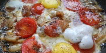 яичница с салом и помидорами