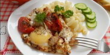 яичница с салом и помидорами